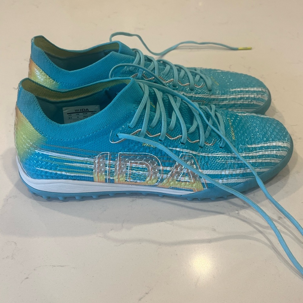 Ida Women’s Rise Turf Soccer Cleats Size 8.5